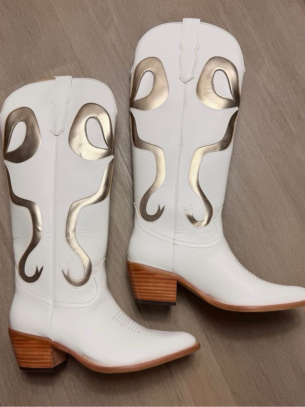 Mi.iM Ruby Coquette Bow Cowgirl Boot White and Gold 7.5 New in Box